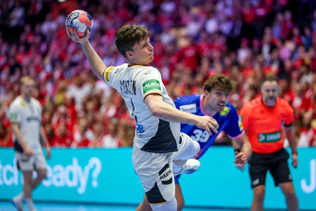 28.01.2026, Handball, Men s EHF EURO 2026, Deutschland - Frankreich, Jyske Bank Boxen in Herning, Dänemark, Main Round: Nils Lichtlein (Germany 03) wirft den Ball auf das Tor Dänemark