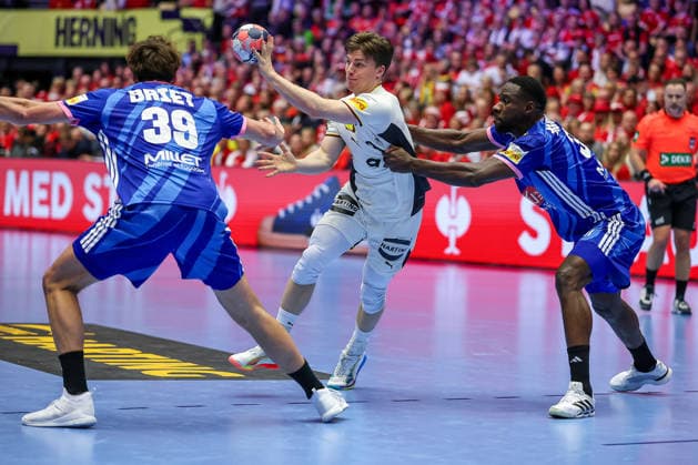28.01.2026, Handball, Men s EHF EURO 2026, Deutschland - Frankreich, Jyske Bank Boxen in Herning, Dänemark, Main Round: Nils Lichtlein (Germany 03) wirft den Ball auf das Tor gegen Thibaud Briet (France 39) Karl Konan (France 34) Dänemark