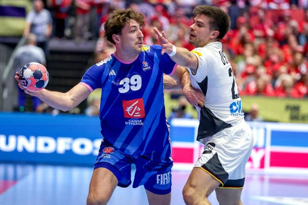 28.01.2026, Handball, Men s EHF EURO 2026, Deutschland - Frankreich, Jyske Bank Boxen in Herning, Dänemark, Main Round: Thibaud Briet (France 39) im Zweikampf gegen Renars Uscins (Germany 23) Dänemark