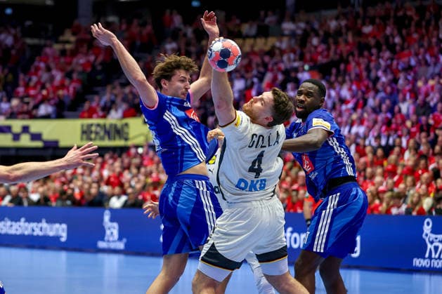 28.01.2026, Handball, Men s EHF EURO 2026, Deutschland - Frankreich, Jyske Bank Boxen in Herning, Dänemark, Main Round: Johannes Golla (Germany 04) wirft den Ball auf das Tor Dänemark