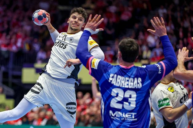 28.01.2026, Handball, Men s EHF EURO 2026, Deutschland - Frankreich, Jyske Bank Boxen in Herning, Dänemark, Main Round: Marko Grgic (Germany 71) wirft den Ball auf das Tor gegen Ludovic Fabregas (France 23) Dänemark