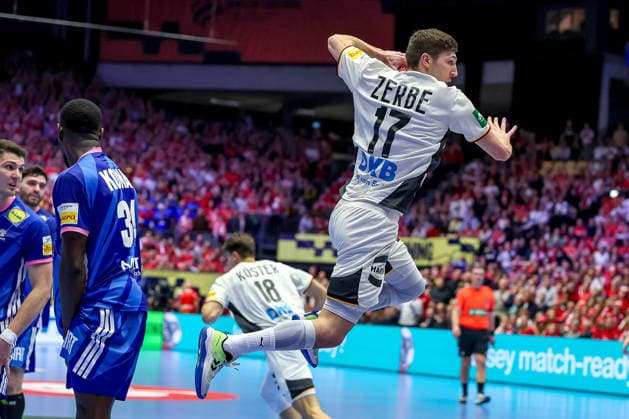 28.01.2026, Handball, Men s EHF EURO 2026, Deutschland - Frankreich, Jyske Bank Boxen in Herning, Dänemark, Main Round: Lukas Zerbe (Germany 17) wirft den Ball auf das Tor Dänemark