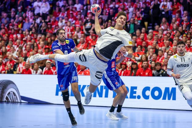 28.01.2026, Handball, Men s EHF EURO 2026, Deutschland - Frankreich, Jyske Bank Boxen in Herning, Dänemark, Main Round: Julian Köster (Germany 18) wirft den Ball auf das Tor Dänemark