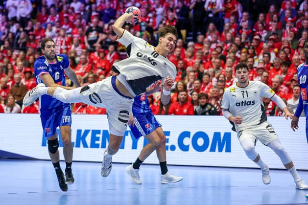 28.01.2026, Handball, Men s EHF EURO 2026, Deutschland - Frankreich, Jyske Bank Boxen in Herning, Dänemark, Main Round: Julian Köster (Germany 18) wirft den Ball auf das Tor Dänemark