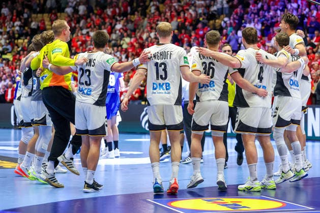 28.01.2026, Handball, Men s EHF EURO 2026, Deutschland - Frankreich, Jyske Bank Boxen in Herning, Dänemark, Main Round: Deutschland siegt gegen Frankreich und steht im halbfinale der EM. Abschlussjubel nach dem SIeg. David Späth (Germany 01) Renars Uscins (Germany 23) Matthes Langhoff (Germany 13) Lukas Mertens (Germany 36) Johannes Golla (Germany 04) Lukas Zerbe (Germany 17) Julian Köster (Germany 18) Dänemark