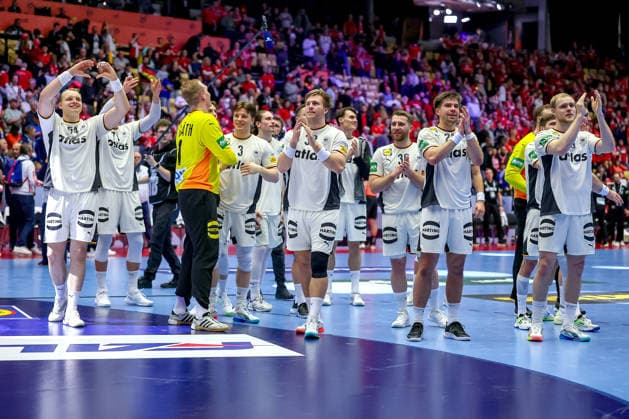 28.01.2026, Handball, Men s EHF EURO 2026, Deutschland - Frankreich, Jyske Bank Boxen in Herning, Dänemark, Main Round: Deutschland siegt gegen Frankreich und steht im halbfinale der EM. Abschlussjubel nach dem SIeg. Justus Fischer (Germany 54) Nils Lichtlein (Germany 03) Jannik Kohlbacher (Germany 80) David Späth (Germany 01) Andreas Wolff (Germany 33) Renars Uscins (Germany 23) Lukas Zerbe (Germany 17) Matthes Langhoff (Germany 13) Dänemark