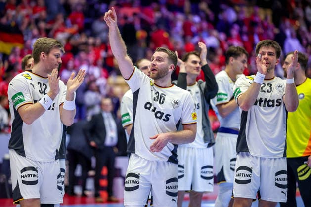 28.01.2026, Handball, Men s EHF EURO 2026, Deutschland - Frankreich, Jyske Bank Boxen in Herning, Dänemark, Main Round: Deutschland siegt gegen Frankreich und steht im halbfinale der EM. Abschlussjubel nach dem SIeg. Franz Semper (Germany 32) Lukas Mertens (Germany 36) Miro Schluroff (Germany 05) Julian Köster (Germany 18) Renars Uscins (Germany 23) Dänemark
