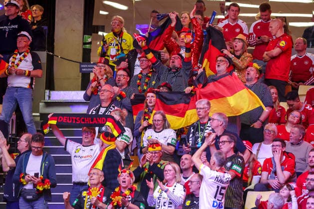 28.01.2026, Handball, Men s EHF EURO 2026, Deutschland - Frankreich, Jyske Bank Boxen in Herning, Dänemark, Main Round: Deutsche Fans jubelnd auf der Tribüne Dänemark