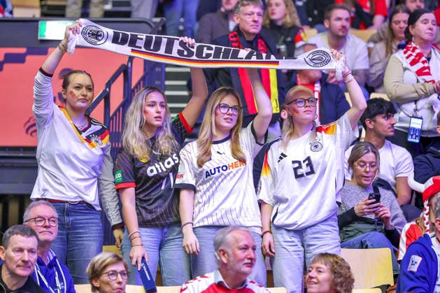 28.01.2026, Handball, Men s EHF EURO 2026, Deutschland - Frankreich, Jyske Bank Boxen in Herning, Dänemark, Main Round: Deutsche Fans jubelnd auf der Tribüne Dänemark