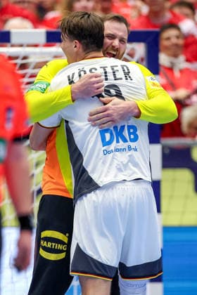 28.01.2026, Handball, Men s EHF EURO 2026, Deutschland - Frankreich, Jyske Bank Boxen in Herning, Dänemark, Main Round: Deutschland siegt gegen Frankreich und zieht ins Halbfinale ein. Abschlussjubel nach dem Sieg. Julian Köster (Germany 18) und Andreas Wolff (Germany 33) Dänemark