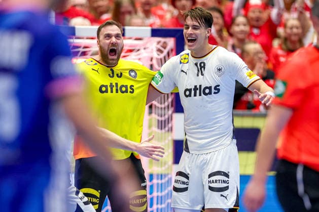 28.01.2026, Handball, Men s EHF EURO 2026, Deutschland - Frankreich, Jyske Bank Boxen in Herning, Dänemark, Main Round: Deutschland siegt gegen Frankreich und zieht ins Halbfinale ein. Abschlussjubel nach dem Sieg. Andreas Wolff (Germany 33) Julian Köster (Germany 18) Dänemark