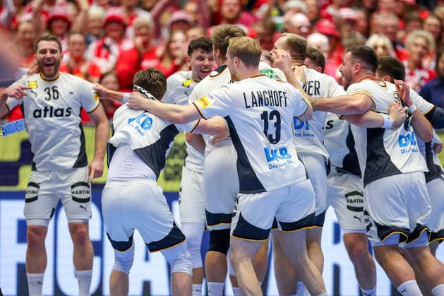 28.01.2026, Handball, Men s EHF EURO 2026, Deutschland - Frankreich, Jyske Bank Boxen in Herning, Dänemark, Main Round: Deutschland siegt gegen Frankreich und zieht ins Halbfinale ein. Abschlussjubel nach dem Sieg. Lukas Mertens (Germany 36) Nils Lichtlein (Germany 03) Matthes Langhoff (Germany 13) Justus Fischer (Germany 54) Johannes Golla (Germany 04) Jannik Kohlbacher (Germany 80) Renars Uscins (Germany 23) Dänemark
