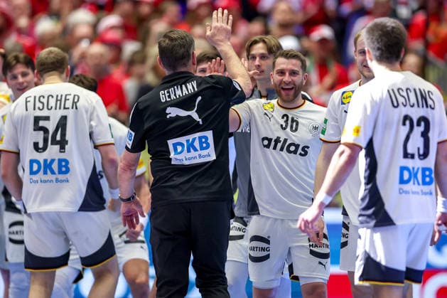28.01.2026, Handball, Men s EHF EURO 2026, Deutschland - Frankreich, Jyske Bank Boxen in Herning, Dänemark, Main Round: Deutschland siegt gegen Frankreich und zieht ins Halbfinale ein. Abschlussjubel nach dem Sieg. Headcoach Alfred Gislason (Germany hc) neben Lukas Mertens (Germany 36) Renars Uscins (Germany 23) Matthes Langhoff (Germany 13) Dänemark
