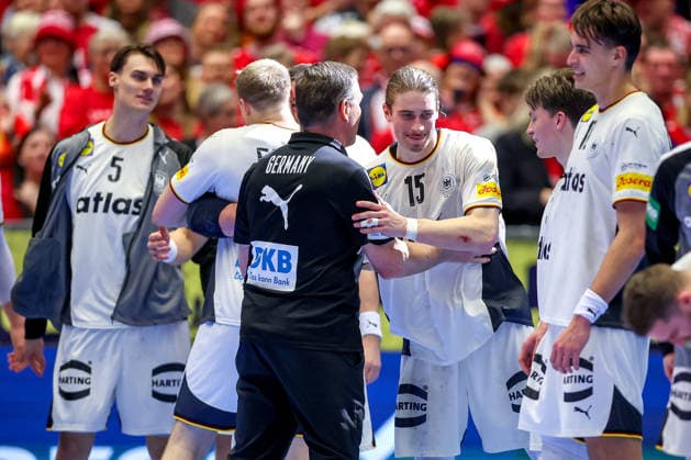 28.01.2026, Handball, Men s EHF EURO 2026, Deutschland - Frankreich, Jyske Bank Boxen in Herning, Dänemark, Main Round: Deutschland siegt gegen Frankreich und zieht ins Halbfinale ein. Abschlussjubel nach dem Sieg. Headcoach Alfred Gislason (Germany hc) neben Juri Knorr (Germany 15) Miro Schluroff (Germany 05) Justus Fischer (Germany 54) Nils Lichtlein (Germany 03) Julian Köster (Germany 18) Dänemark