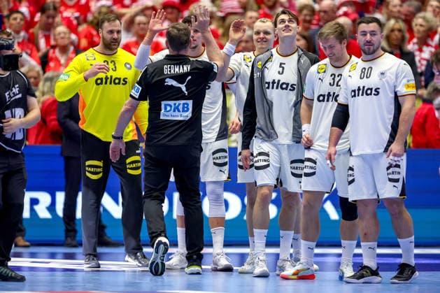 28.01.2026, Handball, Men s EHF EURO 2026, Deutschland - Frankreich, Jyske Bank Boxen in Herning, Dänemark, Main Round: Deutschland siegt gegen Frankreich und zieht ins Halbfinale ein. Abschlussjubel nach dem Sieg. Andreas Wolff (Germany 33) Marko Grgic (Germany 71) Headcoach Alfred Gislason (Germany hc) Justus Fischer (Germany 54) Miro Schluroff (Germany 05) Franz Semper (Germany 32) Jannik Kohlbacher (Germany 80) Dänemark