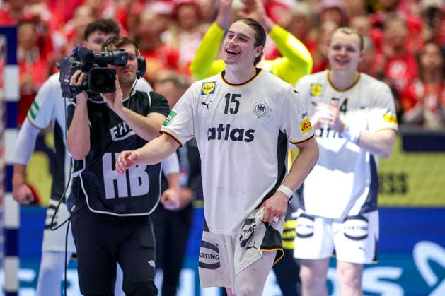 28.01.2026, Handball, Men s EHF EURO 2026, Deutschland - Frankreich, Jyske Bank Boxen in Herning, Dänemark, Main Round: Deutschland siegt gegen Frankreich und zieht ins Halbfinale ein. Abschlussjubel nach dem Sieg. Juri Knorr (Germany 15) Player of the Match POTM Ehrung Auszeichnung lachend Erleichtert Erleichterung Dänemark