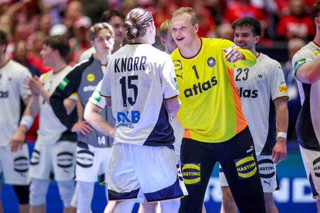 28.01.2026, Handball, Men s EHF EURO 2026, Deutschland - Frankreich, Jyske Bank Boxen in Herning, Dänemark, Main Round: Deutschland siegt gegen Frankreich und zieht ins Halbfinale ein. Abschlussjubel nach dem Sieg. Juri Knorr (Germany 15) David Späth (Germany 01) Renars Uscins (Germany 23) Dänemark
