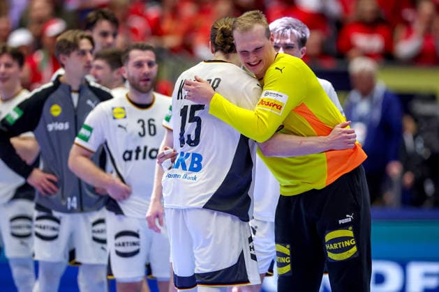 28.01.2026, Handball, Men s EHF EURO 2026, Deutschland - Frankreich, Jyske Bank Boxen in Herning, Dänemark, Main Round: Deutschland siegt gegen Frankreich und zieht ins Halbfinale ein. Abschlussjubel nach dem Sieg. Juri Knorr (Germany 15) David Späth (Germany 01) Dänemark *** 28 01 2026, Handball, Men s EHF EURO 2026, Germany France, Jyske Bank Boxing in Herning, Denmark, Main Round Germany wins against France and advances to the semi-finals Final celebration after the victory Juri Knorr Germany 15 David Späth Germany 01 Denmark