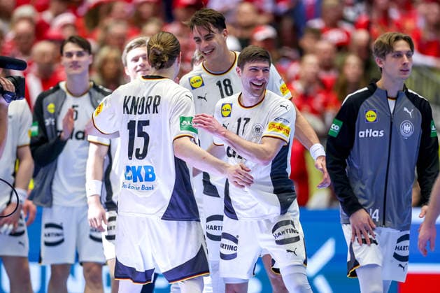 28.01.2026, Handball, Men s EHF EURO 2026, Deutschland - Frankreich, Jyske Bank Boxen in Herning, Dänemark, Main Round: Deutschland siegt gegen Frankreich und zieht ins Halbfinale ein. Abschlussjubel nach dem Sieg. Juri Knorr (Germany 15) Lukas Zerbe (Germany 17) Julian Köster (Germany 18) Mathis Häseler (Germany 14) Dänemark