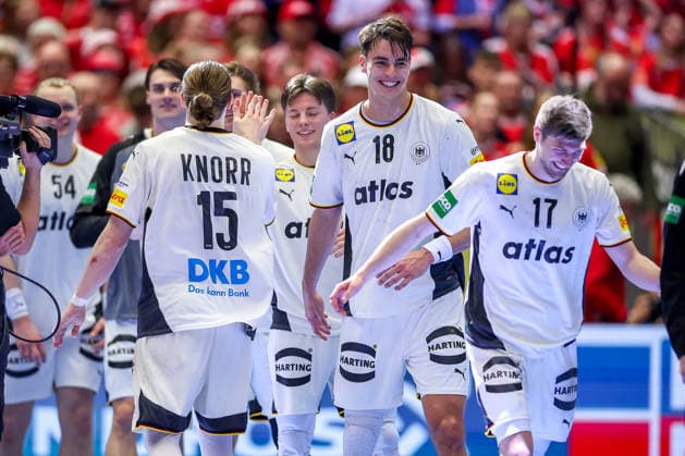 28.01.2026, Handball, Men s EHF EURO 2026, Deutschland - Frankreich, Jyske Bank Boxen in Herning, Dänemark, Main Round: Deutschland siegt gegen Frankreich und zieht ins Halbfinale ein. Abschlussjubel nach dem Sieg. Juri Knorr (Germany 15) Nils Lichtlein (Germany 03) Julian Köster (Germany 18) Lukas Zerbe (Germany 17) Dänemark