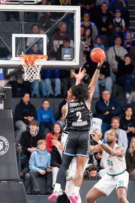 Spielaktion mit Leonard Thorpe Jr. (2; Veolia Towers Hamburg) und Jared Coleman-Jones (31; Slask Wroclaw) Leonard Thorpe Jr. (2; Veolia Towers Hamburg) mit Wurf gegen Jared Coleman-Jones (31; Slask Wroclaw) Copyright: xPhilippHeistx