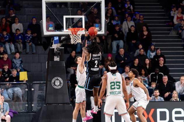 Spielaktion mit Leonard Thorpe Jr. (2; Veolia Towers Hamburg) und Kadre Gray (25; Slask Wroclaw) am Korb Leonard Thorpe Jr. (2; Veolia Towers Hamburg) mit Wurf gegen Kadre Gray (25; Slask Wroclaw) Copyright: xPhilippHeistx