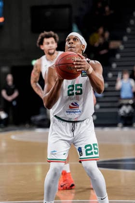 Deutschland: Basketball EuroCup Saison 2025 26 16. Spieltag Veolia Towers Hamburg vs. Slask Wroclaw Inselpark Arena (Hamburg): Kadre Gray (Slask Wroclaw, 25), Issuf Sanon (Slask Wroclaw, 30) Copyright: xStefanxTrochax