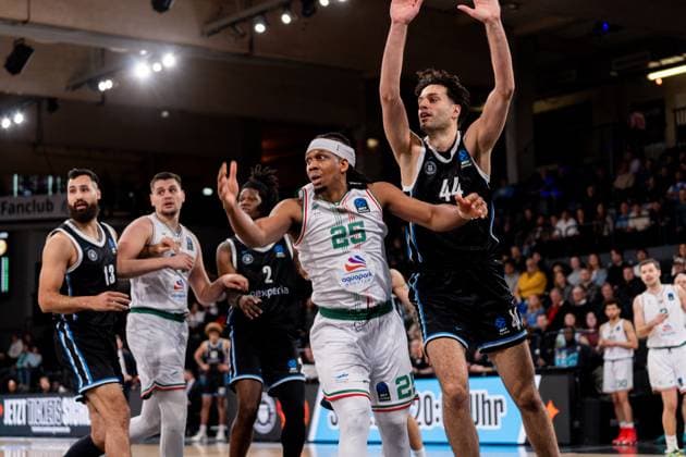 Szene mit Benedikt Turudic (44; Veolia Towers Hamburg), Kadre Gray (25; Slask Wroclaw), Martin Breunig (13; Veolia Towers Hamburg), Stefan Dordevic (34; Slask Wroclaw) und Aleksander Wisniewski (2; Slask Wroclaw) Spielaktion mit Benedikt Turudic (44; Veolia Towers Hamburg) und Kadre Gray (25; Slask Wroclaw) Copyright: xPhilippHeistx