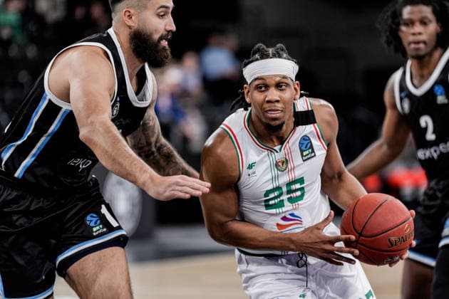 Deutschland: Basketball EuroCup Saison 2025 26 16. Spieltag Veolia Towers Hamburg vs. Slask Wroclaw Inselpark Arena (Hamburg): Kadre Gray (Slask Wroclaw, 25), Martin Breunig (Veolia Towers Hamburg, 13), Leonard Thorpe Jr. (Veolia Towers Hamburg, 2) Copyright: xStefanxTrochax