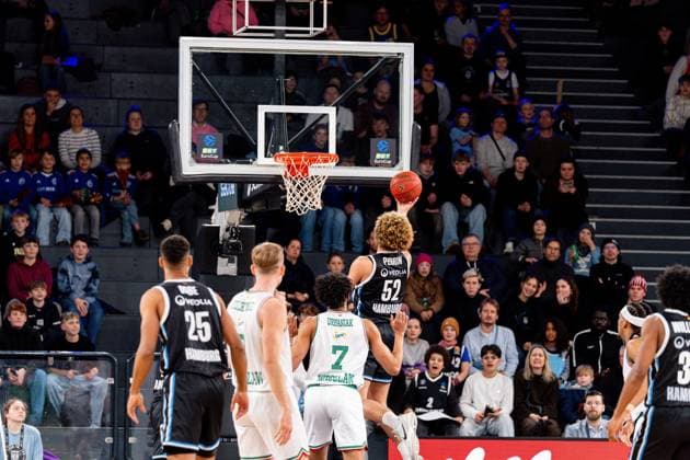 Spielaktion mit Zacharie Perrin (52; Veolia Towers Hamburg) beim Wurf, Kenneth Ogbe (25; Veolia Towers Hamburg) und Jakub Urbaniak (7; Slask Wroclaw) verteidigen, Ross Williams (34; Veolia Towers Hamburg) beobachtet Zacharie Perrin (52; Veolia Towers Hamburg) mit Wurf am Korb Copyright: xPhilippHeistx