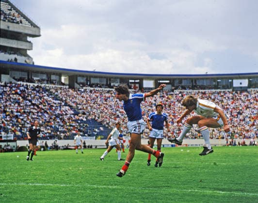 28.06.86 Frankreich - Belgien Mexiko, Puebla, 28.06.1986, Fussball, FIFA WM 1986 in Mexiko, Spiel um Platz 3, Frankreich - Belgien (4:2 n.V.): v.l. Manuel Amoros (Frankreich), Daniel Veyt (Belgien). *** 28 06 86 France Belgium Mexico, Puebla, 28 06 1986, Soccer, FIFA World Cup 1986 in Mexico, Game to square 3, France Belgium 4 2 n v v l Manuel Amoros France , Daniel Veyt Belgium