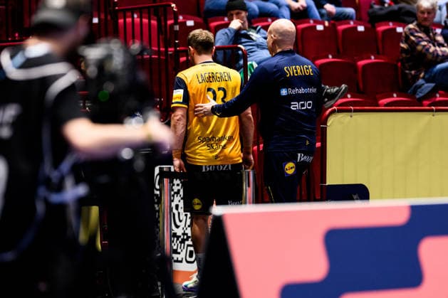 260128 Albin Lagergren of Sweden leaves the pitch after being injured during the EHF European Handball Championship main round match between Switzerland and Sweden on January 28, 2026 in Malmö. Photo: Petter Arvidson BILDBYRAN kod PA PA1145 handball handboll handball handbolls-em 2026 schweiz sverige sweden ehf european handball championship switzerland bbeng skada sverige sweden Copyright: PETTERxARVIDSON BB260128PA113
