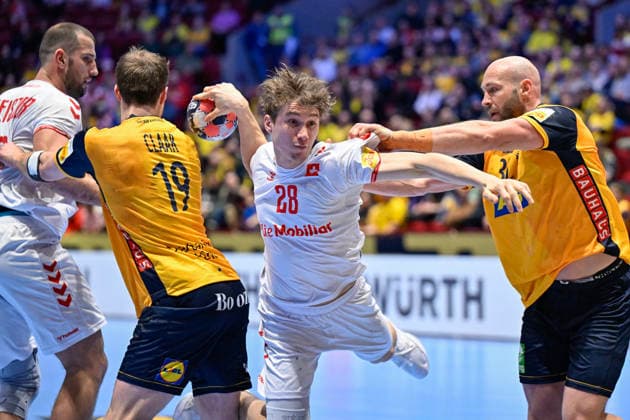 MALMÖ, SVERIGE 20260128 Luca Sigrist i Schweiz tar sig förbi Sveriges Oscar Bergendahl under matchen i mellanrundan i handbolls-EM mellan Schweiz och Sverige i Malmö Arena, Malmö, Sverige, 28 januari, 2026. MALMÖ SVERIGE x50090x