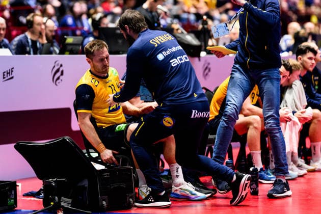 260128 Albin Lagergren of Sweden receives medical attention by medical staff during the EHF European Handball Championship main round match between Switzerland and Sweden on January 28, 2026 in Malmö. Photo: Petter Arvidson BILDBYRAN kod PA PA1145 handball handboll handball handbolls-em 2026 schweiz sverige sweden ehf european handball championship switzerland bbeng sverige sweden Copyright: PETTERxARVIDSON BB260128PA116
