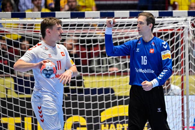 MALMÖ, SVERIGE 20260128 Felix Aellen och malvakten Nikola Portner i Schweiz under matchen i mellanrundan i handbolls-EM mellan Schweiz och Sverige i Malmö Arena, Malmö, Sverige, 28 januari, 2026. MALMÖ SVERIGE x50090x