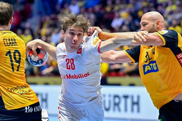 MALMÖ, SWEDEN 20260128 Luca Sigrist of Switzerland passes Sweden s Oscar Bergendahl during the European Handball Championship intermediate round match between Switzerland and Sweden at Malmö Arena, Malmö, Sweden, January 28, 2026. MALMÖ SWEDEN x50090x