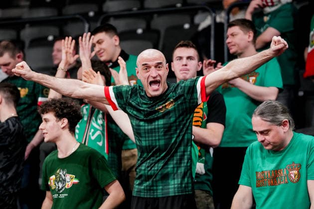 Deutschland: Basketball EuroCup Saison 2025 26 16. Spieltag Veolia Towers Hamburg vs. Slask Wroclaw Inselpark Arena (Hamburg): Fanblock von Slask Wroclaw Copyright: xStefanxTrochax