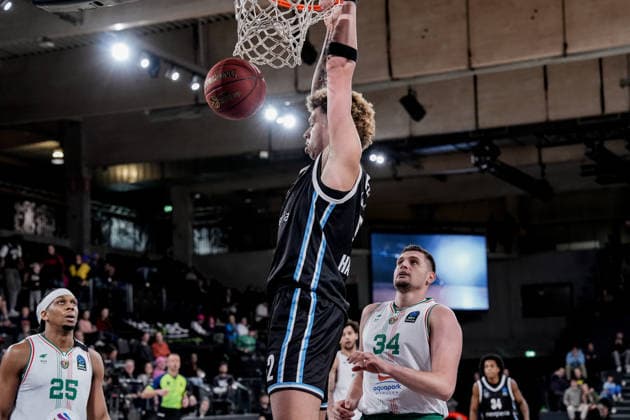 Deutschland: Basketball EuroCup Saison 2025 26 16. Spieltag Veolia Towers Hamburg vs. Slask Wroclaw Inselpark Arena (Hamburg): Zacharie Perrin (Veolia Towers Hamburg, 52), Stefan Dordevic (Slask Wroclaw, 34), Kadre Gray (Slask Wroclaw, 25), Ross Williams (Veolia Towers Hamburg, 34) Copyright: xStefanxTrochax