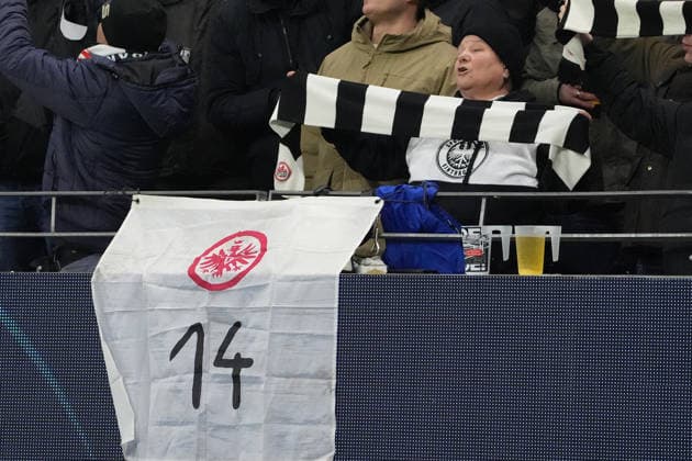 Fan von Eintracht Frankfurt feuert Vereinsikone Alex Meier an, der gerade als Interimstrainer fungiert - Frankfurt 28.01.2026: Eintracht Frankfurt vs. Tottenham Hotspurs, Deutsche Bank Park, 8. Spieltag Champions League
