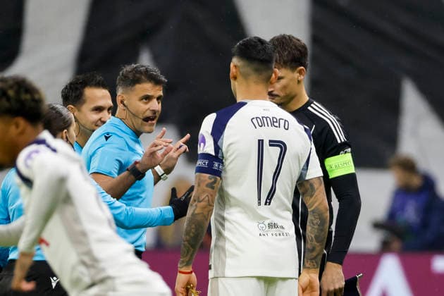 Schiedsrichter Jesus Gil Manzano (ESP), Cristian Romero (Tottenham Hotspur, 17) und Robin Koch (Eintracht Frankfurt, 04) vor Spielbeginn , Deutschland, Fussball, UEFA Champions League, 8. Spieltag, 2025 2026, Eintracht Frankfurt vs. Tottenham Hotspur, 28.01.2026, Frankfurt am Main Deutsche-Bank-Park Deutschland Copyright: xGrantxHubbsx