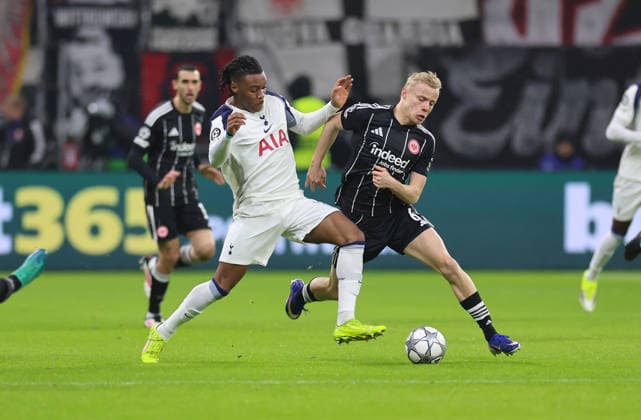 28.01.2026, Fussball UEFA Champions League, Eintracht Frankfurt - Tottenham Hotspur, emonline, emspor, v.l., Destiny Udogie (Tottenham Hotspur), Oscar Hojlund (Eintracht Frankfurt) DFL DFB REGULATIONS PROHIBIT ANY USE OF PHOTOGRAPHS AS IMAGE SEQUENCES AND OR QUASI-VIDEO. xdcx Copyright: HMBxMedia Claus
