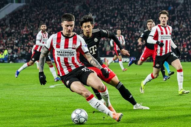 EINDHOVEN - (l-r) Dennis Man of PSV Eindhoven, Hiroki Ito of FC Bayern Munich during the UEFA Champions League match between PSV Eindhoven and FC Bayern Munich at the Phillips Stadium on January 28, 2026, in Eindhoven, Netherlands. BART STOUTJESDIJK ANP UEFA Champions League 2025-2026 xVIxANPxSportx xxANPxIVx 548917398 originalFilename: 548917398.jpg