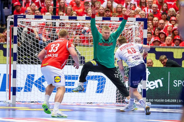 28.01.2026, Handball, Men s EHF EURO 2026, Dänemark - Norwegen, Jyske Bank Boxen in Herning, Dänemark, Main Round: August Baskar Pedersen (Norway 40) wirft den Ball auf das Tor Emil Nielsen (Denmark 12) Dänemark