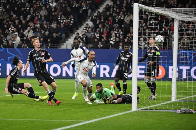 28.01.2026, xjhx, Fussball UEFA Champions League, Eintracht Frankfurt - Tottenham Hotspur v.l. Xavi Simons (Tottenham Hotspur) erzielt das vermeintliche Tor zum 0:1 das aberkannt wurde Arthur Theate (Eintracht Frankfurt) Hugo Larsson (Eintracht Frankfurt) Kaua Santos (Eintracht Frankfurt) Frankfurt am Main