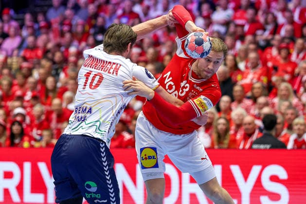 28.01.2026, Handball, Men s EHF EURO 2026, Dänemark - Norwegen, Jyske Bank Boxen in Herning, Dänemark, Main Round: Vetle Ronningen (Norway 10) im Zweikampf gegen Simon Bogetoft Pytlick (Denmark 43) Dänemark