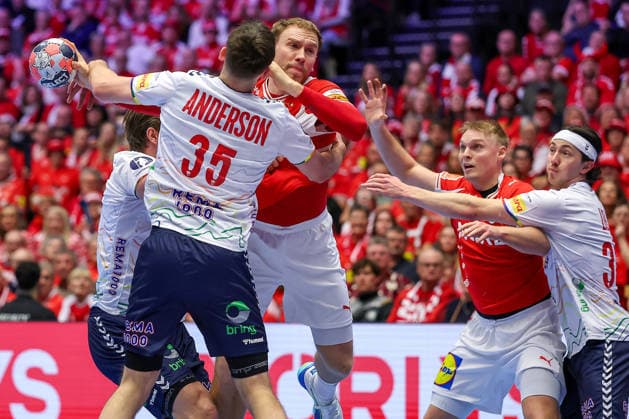 28.01.2026, Handball, Men s EHF EURO 2026, Dänemark - Norwegen, Jyske Bank Boxen in Herning, Dänemark, Main Round: Simon Bogetoft Pytlick (Denmark 43) im Zweikampf gegen Patrick Helland Anderson (Norway 35) Dänemark
