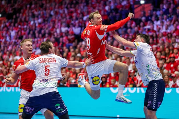 28.01.2026, Handball, Men s EHF EURO 2026, Dänemark - Norwegen, Jyske Bank Boxen in Herning, Dänemark, Main Round: Mathias Gidsel (Denmark 19) im Zweikampf gegen Sander Sagosen (Norway 05) und Patrick Helland Anderson (Norway 35) Dänemark