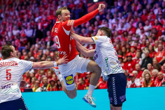 28.01.2026, Handball, Men s EHF EURO 2026, Dänemark - Norwegen, Jyske Bank Boxen in Herning, Dänemark, Main Round: Mathias Gidsel (Denmark 19) im Zweikampf gegen Sander Sagosen (Norway 05) und Patrick Helland Anderson (Norway 35) Dänemark