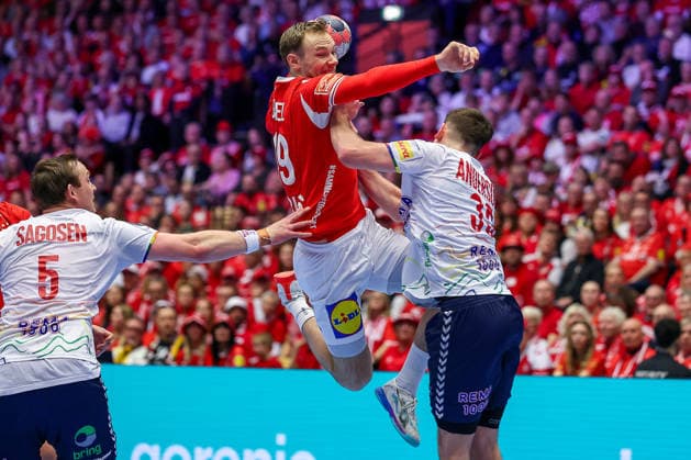 28.01.2026, Handball, Men s EHF EURO 2026, Dänemark - Norwegen, Jyske Bank Boxen in Herning, Dänemark, Main Round: Mathias Gidsel (Denmark 19) im Zweikampf gegen Sander Sagosen (Norway 05) und Patrick Helland Anderson (Norway 35) Dänemark