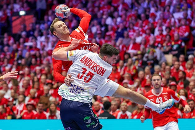 28.01.2026, Handball, Men s EHF EURO 2026, Dänemark - Norwegen, Jyske Bank Boxen in Herning, Dänemark, Main Round: Mathias Gidsel (Denmark 19) im Zweikampf gegen Patrick Helland Anderson (Norway 35) Dänemark